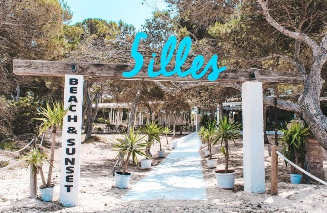 5 Illes Beach & Sunset Restaurant