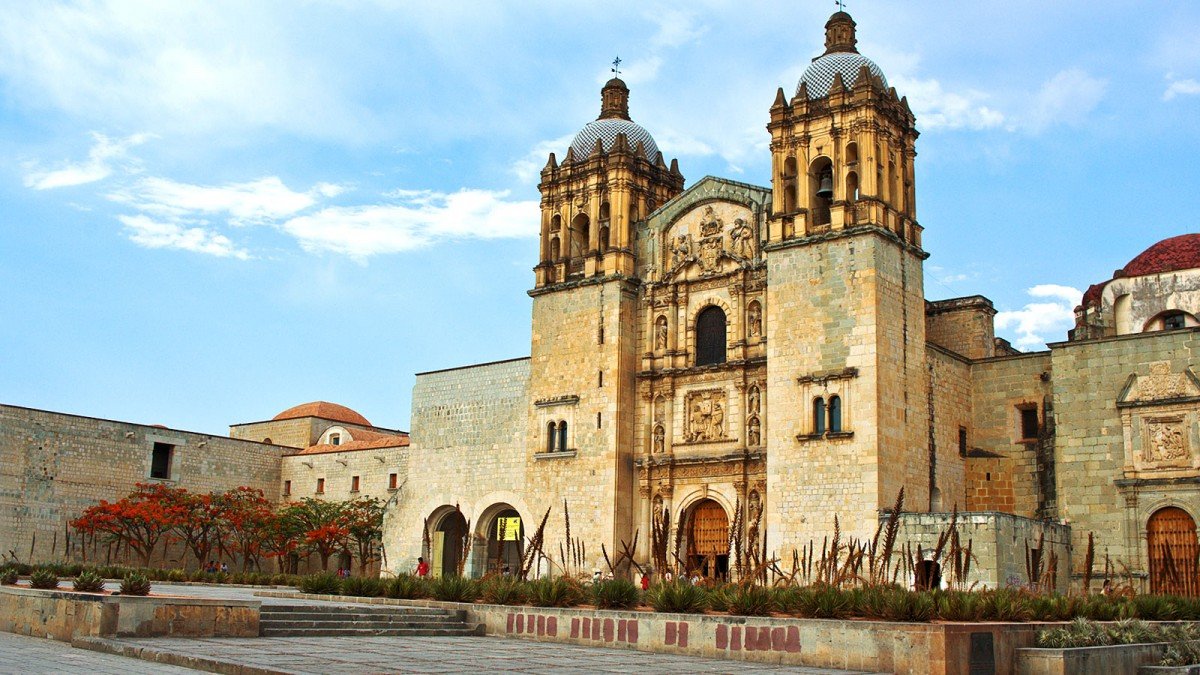 vista de la fachada del templo de santo domingo de guzman